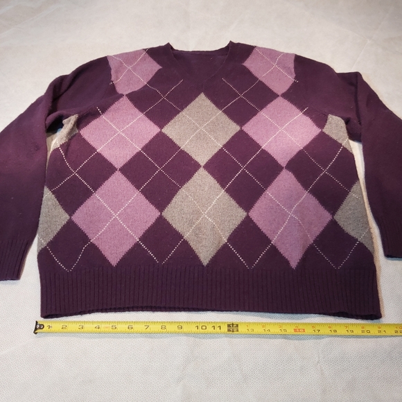 Men's V-Neck Sweater - Picture 4 of 8